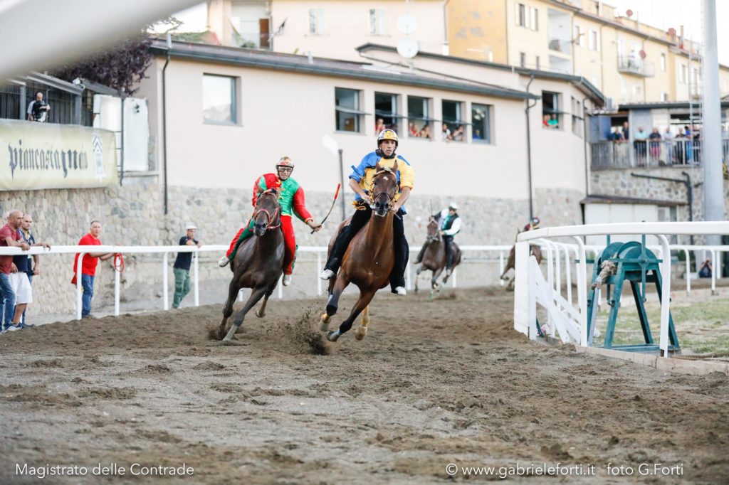 Momenti del Palio di Piancastagnaio, avanti il Borgo