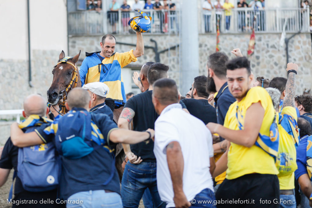 La contrada Borgo festeggia la vittoria del Palio a Piancastagnaio