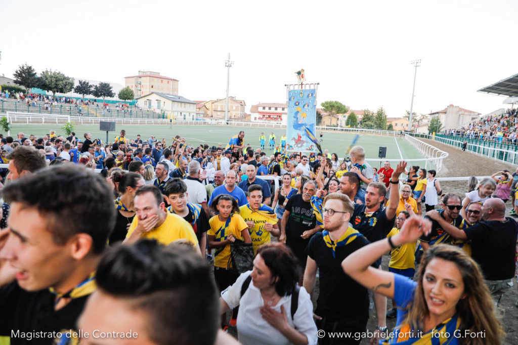 Contradaioli in festa dopo la vittoria del Borgo