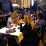 Persone che mangiano durante l'evento di Monticello Amiata