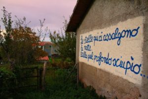 Una scritta blu su un muro bianco