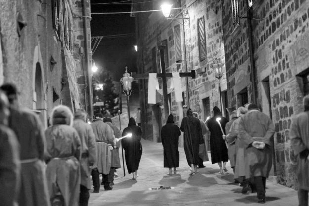Processione a Radicofani con gli scalzi che guidano gli altri uomini e donne in processione