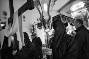 un momento dei riti santi che coinvolgono la comunità di Radicofani