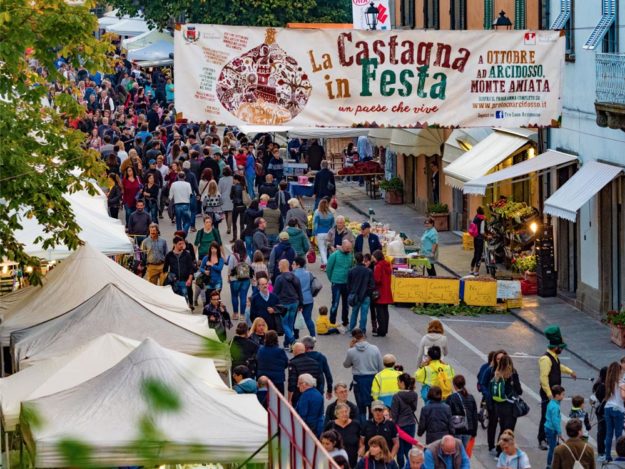 Tante persone durante la castagna in Festa lungo corso Toscana