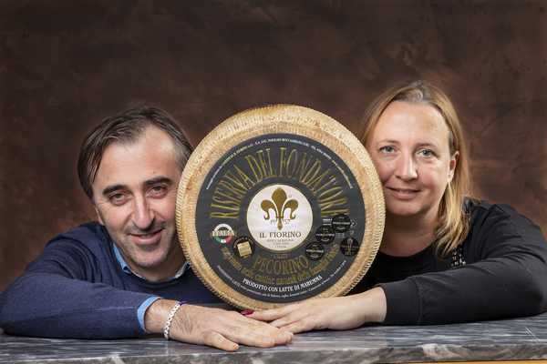 Angela-Fiorini-Simone-Sargentoni_Riserva-del-fondatore Proprietari de Il Fiorino, caseificio di Roccalbegna