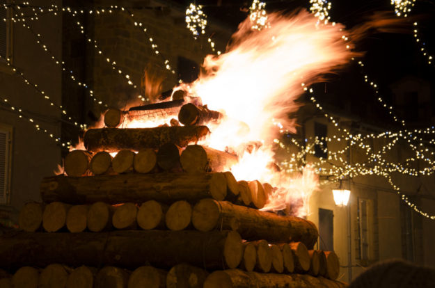 Una foto della fiaccolata di Santa Fiora Una foto della fiaccolata di Santa Fiora