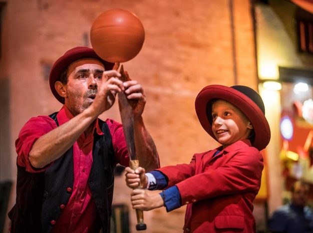 Evento che si svolgerà a Castel del Piano Un giocoliere e un bambino che giocano insieme