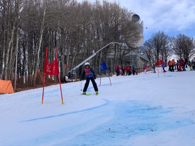 Uno sciatore che affronta la pista Vetta