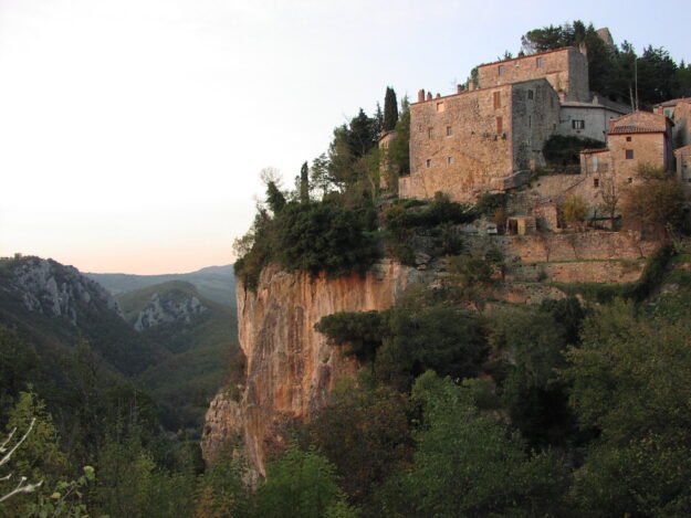 Uno scorcio del borgo, le sue case a picco sul fiume