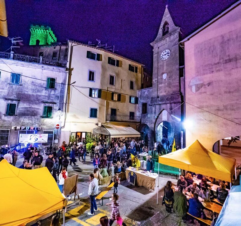 La-Castagna-in-festa-piazza-dellorologio