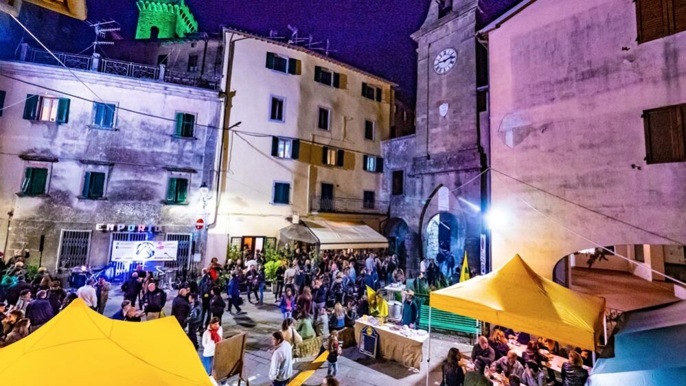 La-Castagna-in-festa-piazza-dellorologio