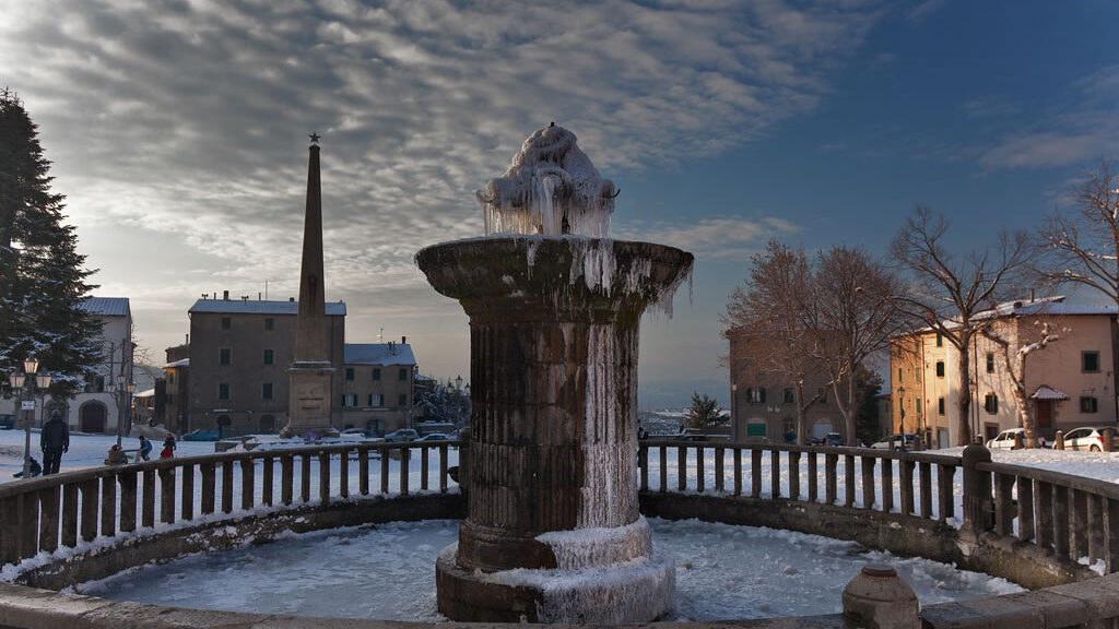 castel-del-piano-piazza