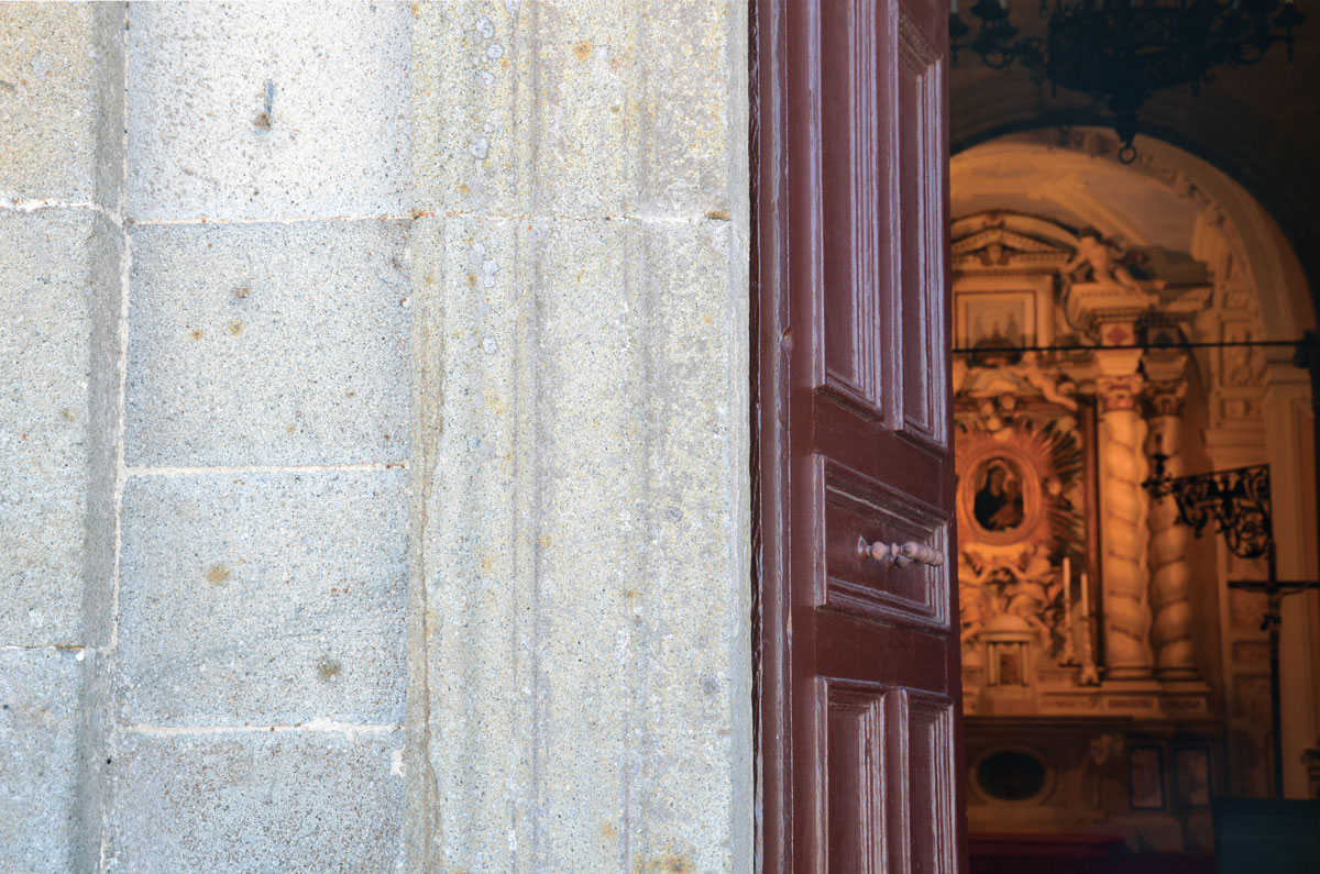 chiesa madonna incoronata ingresso altare religione